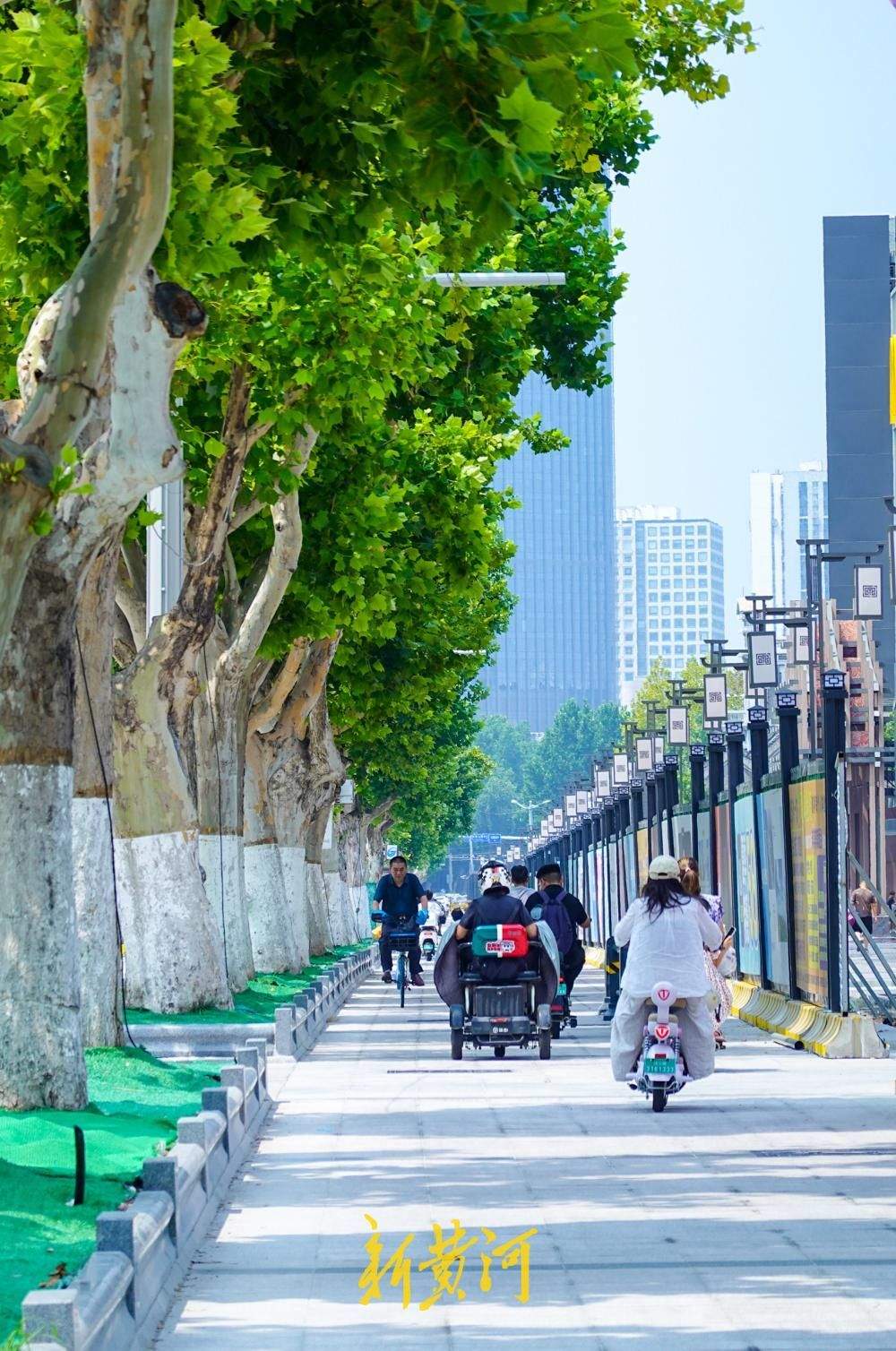 济南:泉城路快车道临时开放通行 人行道改造同步开启