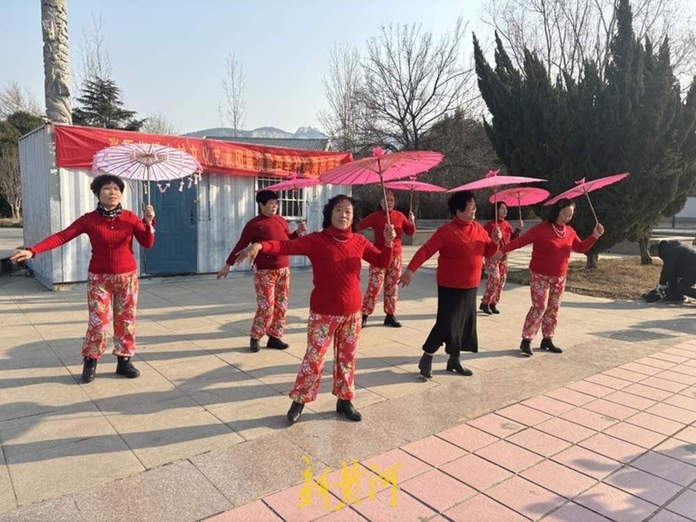 免费教跳舞22年，济南古稀老人自掏腰包买器材，带领舞队“玩出”青年风采