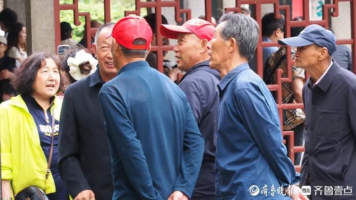 济南气温骤降，街头“冷暖”交织