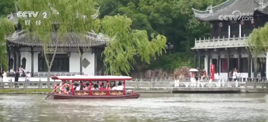 “大礼包”惠民跟着比赛去打卡 “苏超”走红燃动文创体育用品消费“热”力