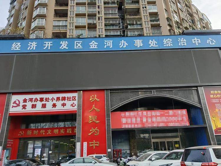 女子围墙下“上班打卡”，挖掘机不慎撞倒围墙致其身亡！死者亲属：围墙建造者也应担责，多方回应