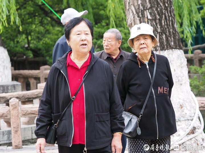 济南气温骤降，街头“冷暖”交织