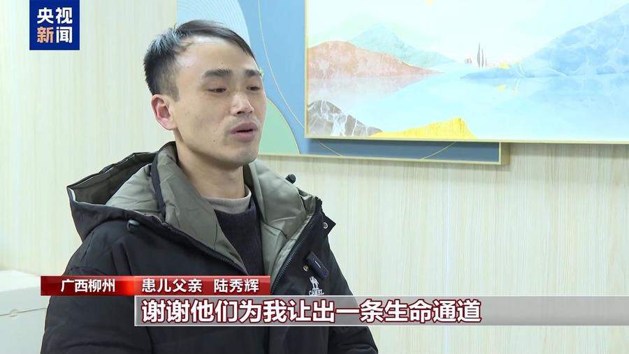 1.7公斤病重女婴急救途中遇堵车,司机齐刷刷45°角转向让出生命通道