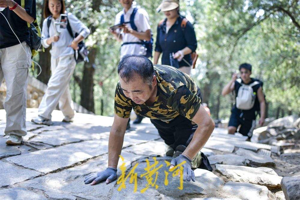 “无腿行者”高温下攀登泰山，他用双膝丈量生命高度