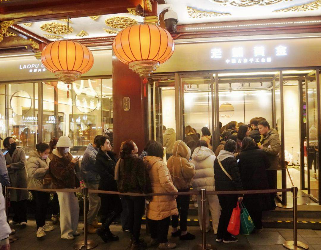 排队买！蛇年“理财爱马仕”又涨了，业内提醒：投资谨慎