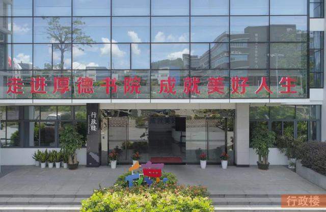 孩子是无辜的 知名中学倒闭 上千师生被赶出学校