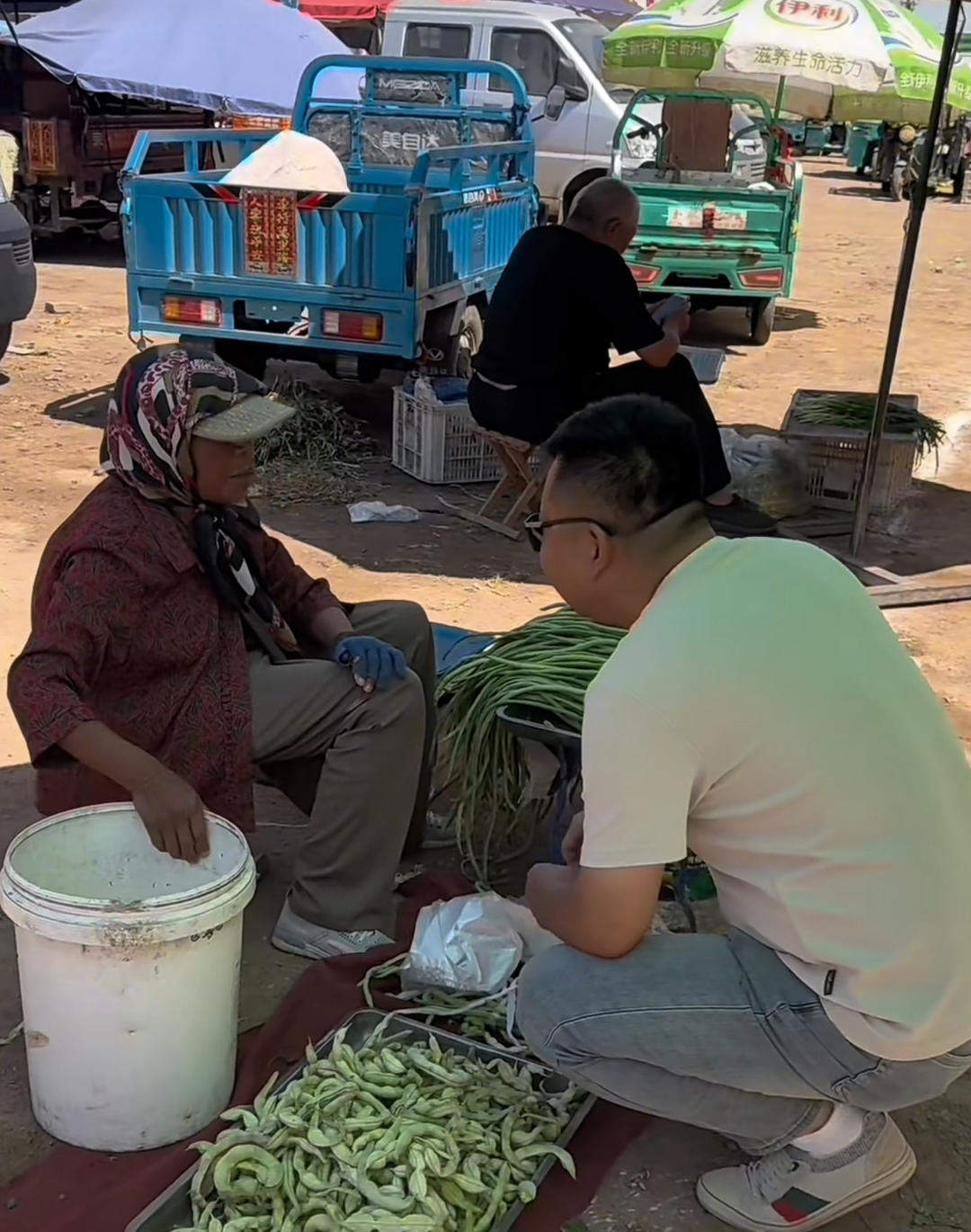 帮一把别人的父母！80后羊汤店老板专挑农村卖菜老人的摊位包圆