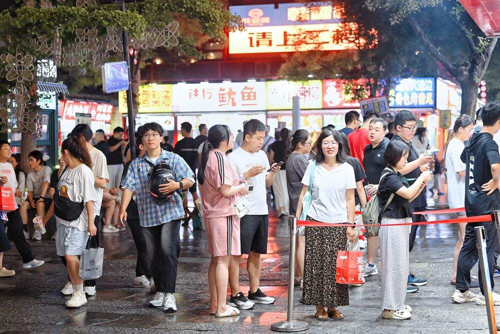 夜市点燃烟火经济！济南各大夜市客流爆棚，有摊主一晚卖两千根淀粉肠
