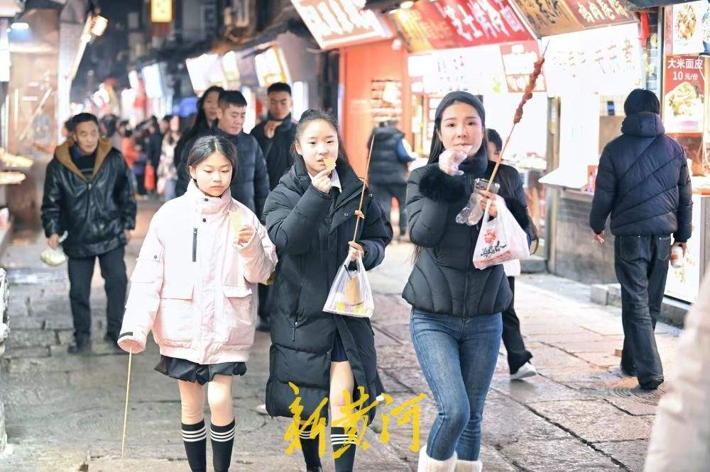 新春将近，济南芙蓉街人潮涌动热闹喜庆