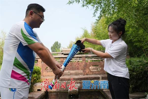 浪溪河畔引“泉炬” 2025济南国际泉水节“泉炬”传递走进平阴洪范泉群