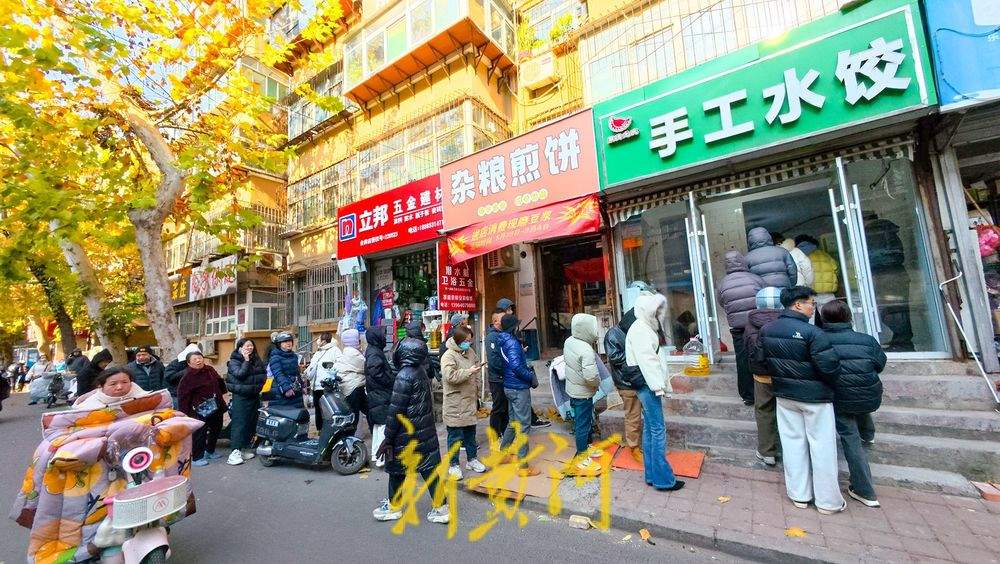 夫妻独创“琉璃地瓜”火爆出圈 社区小店排起网红长队