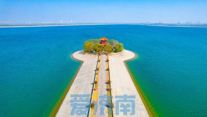 日前,爱济南记者在济南玉清湖水库采访时,发现水库西侧有一处形似青岛