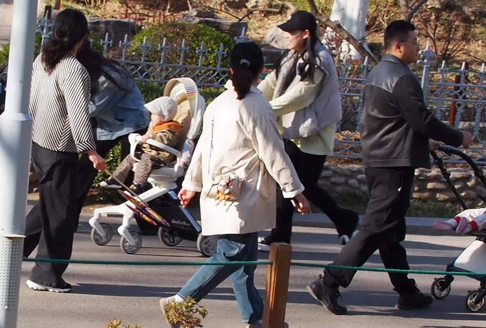 春分日济南街头温暖舒适，不少行人“轻装上阵”
