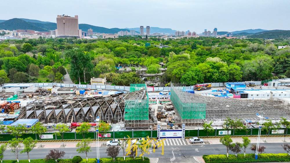 济南地铁4号线地上站与泉城公园相融，首次采用双曲薄壳钢筋混凝土结构