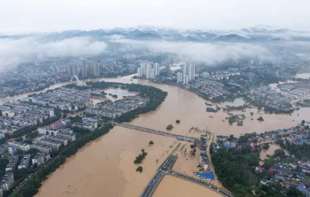 “本台报道，本台被淹…”湖南平江遇有气象记录以来最大汛情，新城区接近一半被淹