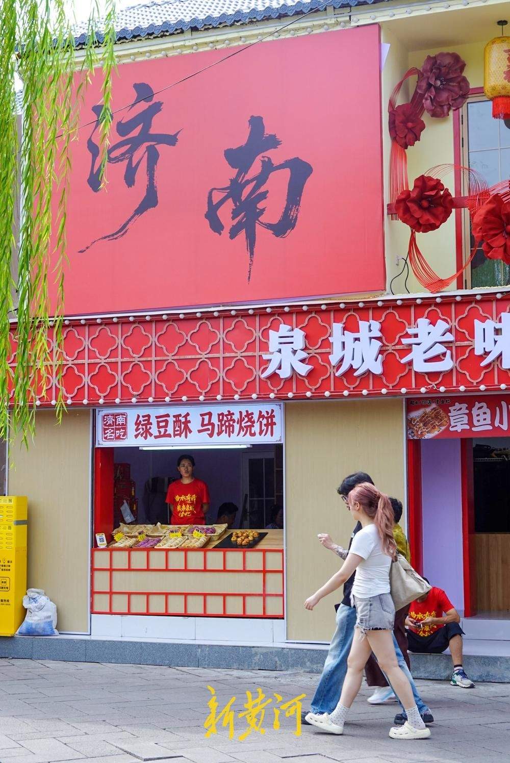 济南明府城老街建筑翻新，红色打卡墙点亮曲水亭街
