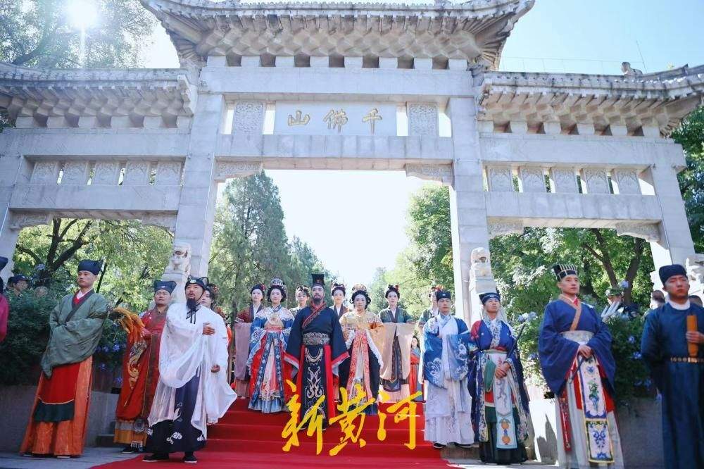主题游园、沉浸式演艺、登山赏秋，国庆假期首日，济南30家景区接待游客43.8万人次