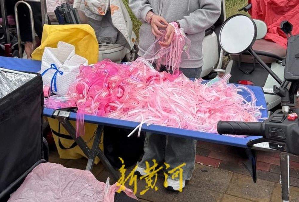 周杰伦济南演唱会火热开唱,奥体外“应援妆”摊位人气旺