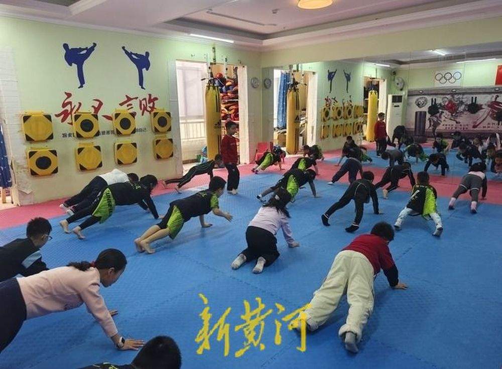 全国亚军“变身”社区教头 这对夫妻组成社区公益“最佳拍档”