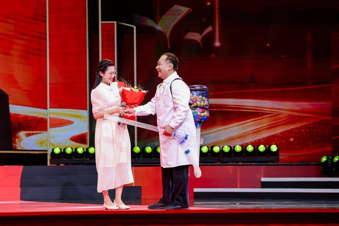 三尺讲台，四季耕耘——“齐鲁最美教师”用行动和青春诠释“何以为师”
