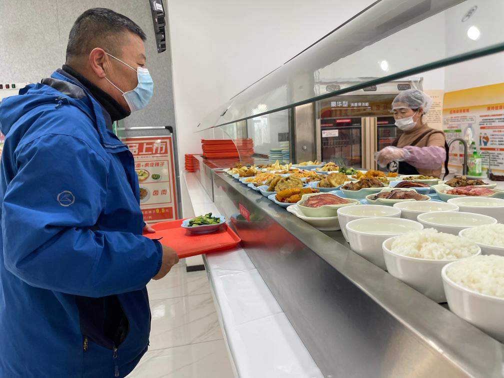 “社区食堂+银发学堂”：中国打造养老服务圈温暖老年人生活