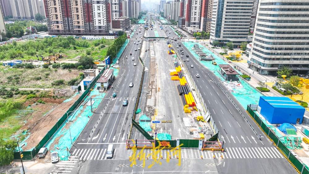 济南凤凰北路两侧绿化带迁移，改临时道路放开通行