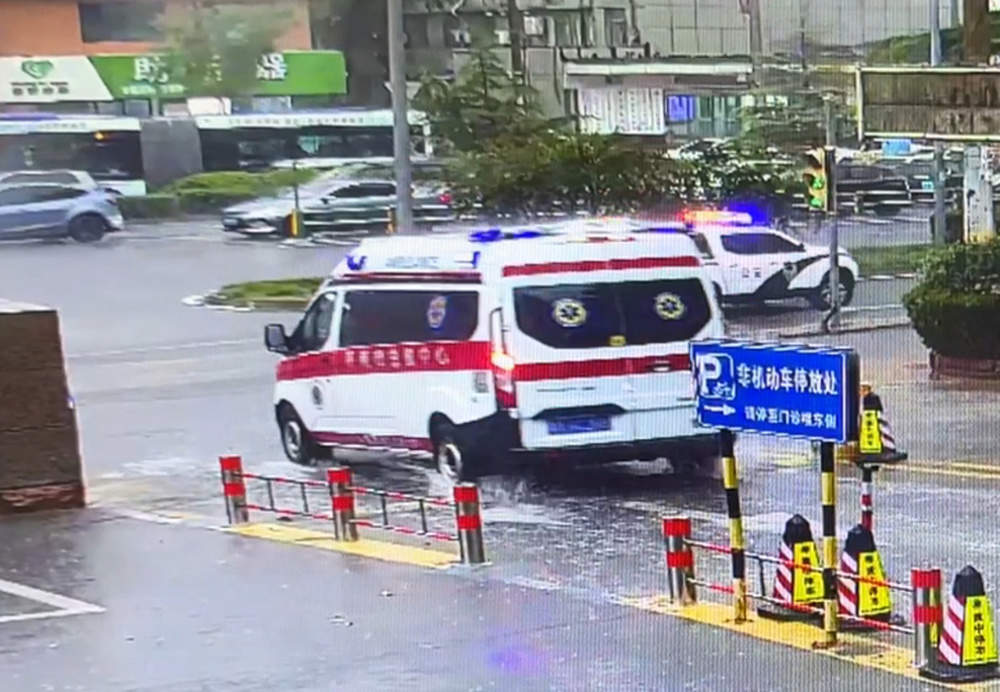 惊厥患儿急就医！暴雨晚高峰济南街头再开生命通道