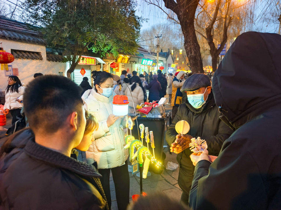 正月里的济南曲水亭街到百花洲，一路泉水、美食、古建筑美极了