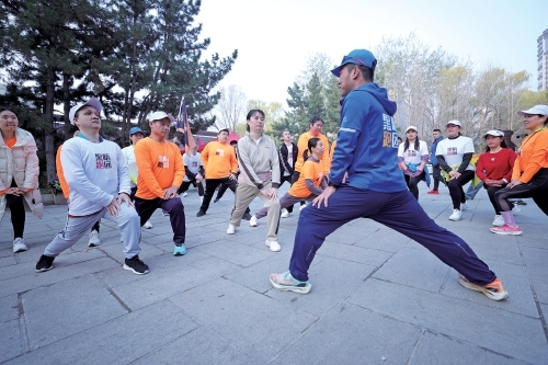 信任为绳照亮视障跑者奔跑之路