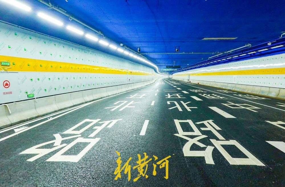 济南黄岗路黄河隧道出口匝道揭面纱 方向路牌安装到位