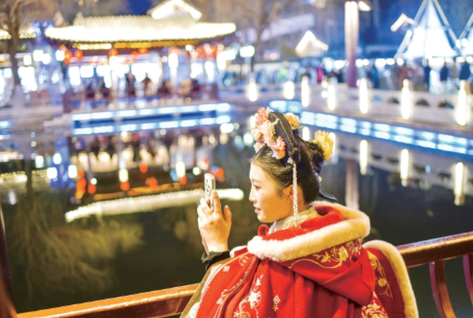 从曲水亭到百花洲 汉服姑娘开启夜景打卡之旅