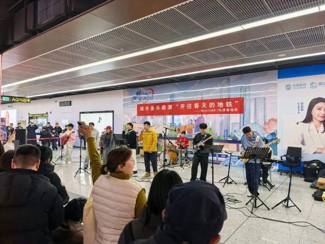 马踏祥云接春风 济南地铁站里年味浓