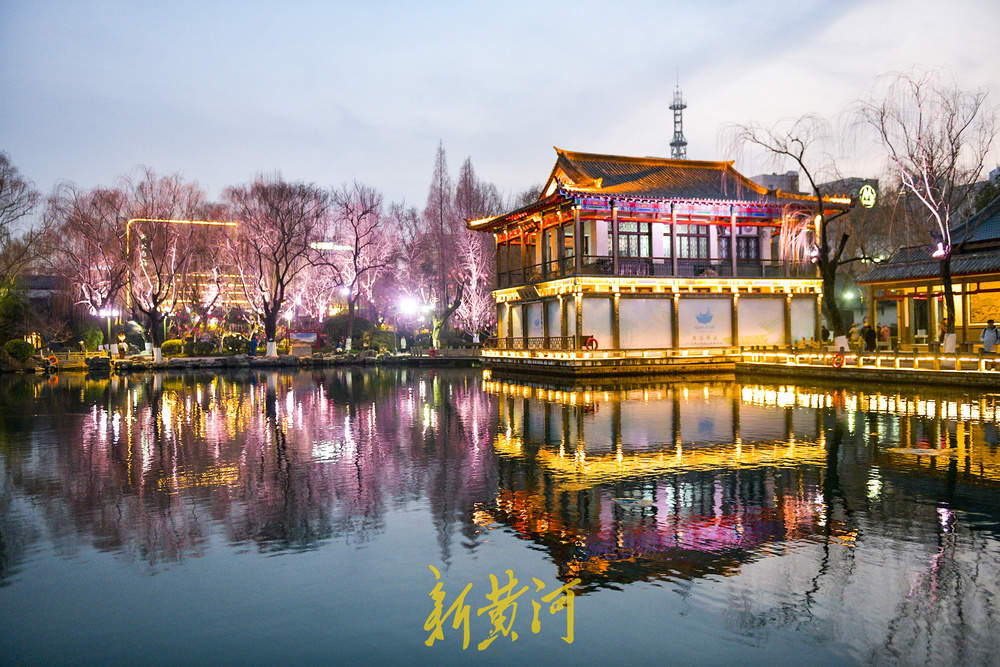 半池楼阁半池天 泉水映照泉城浪漫风景