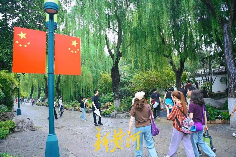 济南：趵突泉遍染中国红 双节氛围感拉满