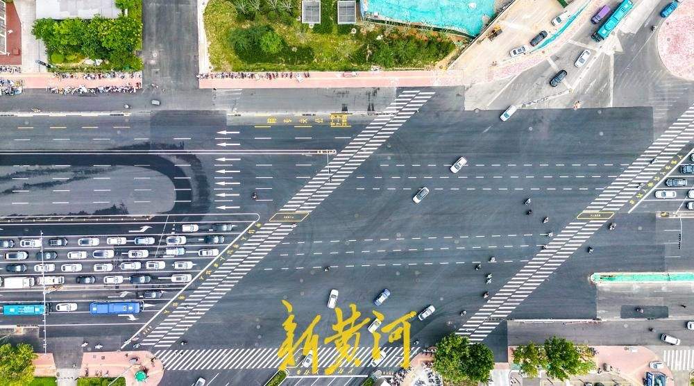 济南经十路这一段道路恢复见成效：全新隔离带与斜向斑马线亮相
