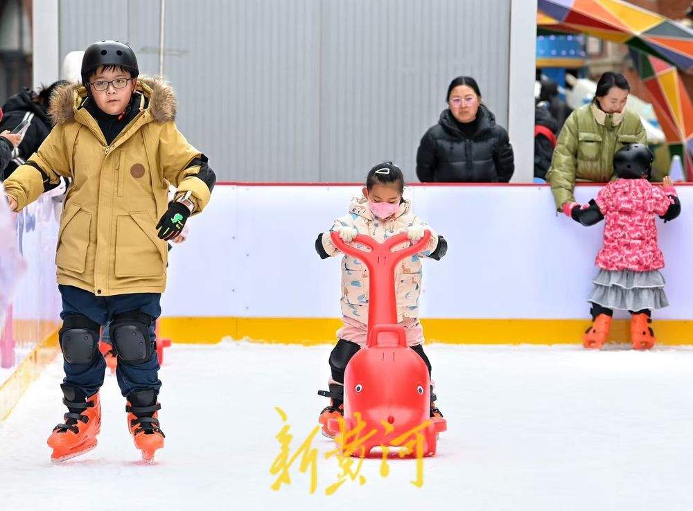 泉城冬季冰雪经济升温，孩子们家门口感受滑冰乐趣