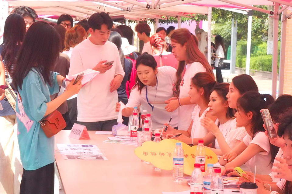 山东艺术学院新生报到，新生和接待的师姐们都颜值爆表