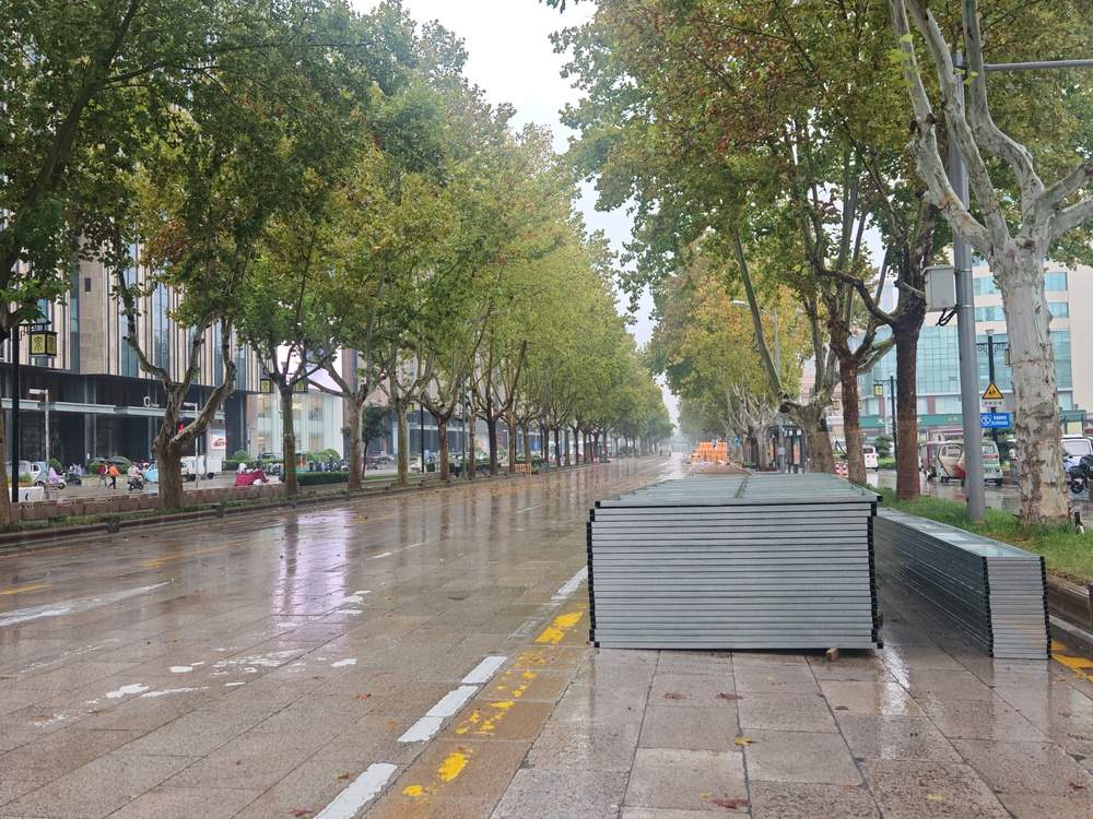 泉城路改造工程正进行围挡布设,预计三天内进场施工
