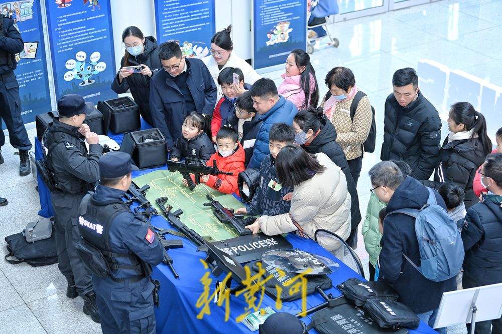 反恐装备展走进省科技馆 家长萌娃沉浸式体验警用装备