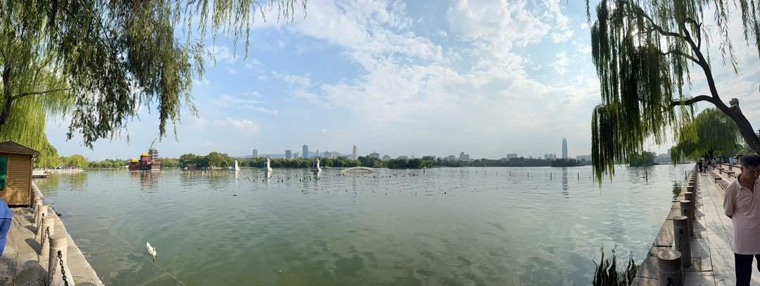 济南大明湖：杨柳依依里，湖光山色新