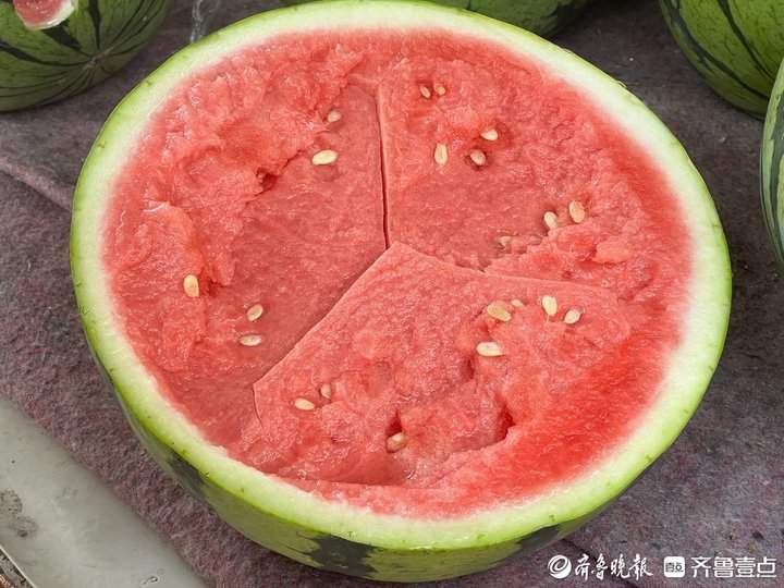 泉城卖瓜人：酷暑里贩卖着甜蜜，等待中收获着希望