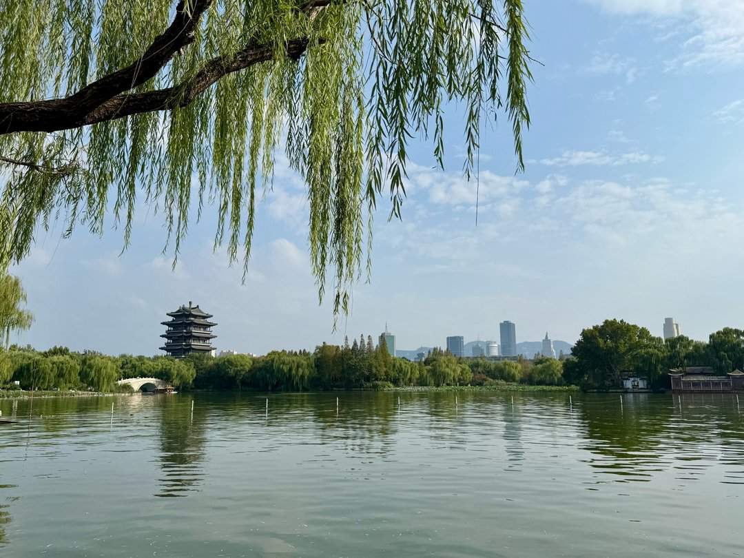 济南大明湖：杨柳依依里，湖光山色新