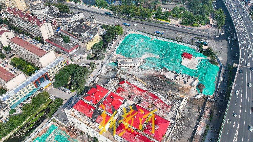 济南洪楼广场片区城市更新持续推进，全福河东最后一座居民楼开拆