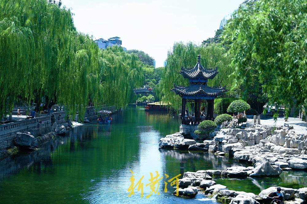 济南高温不停歇，游客泉畔觅清凉