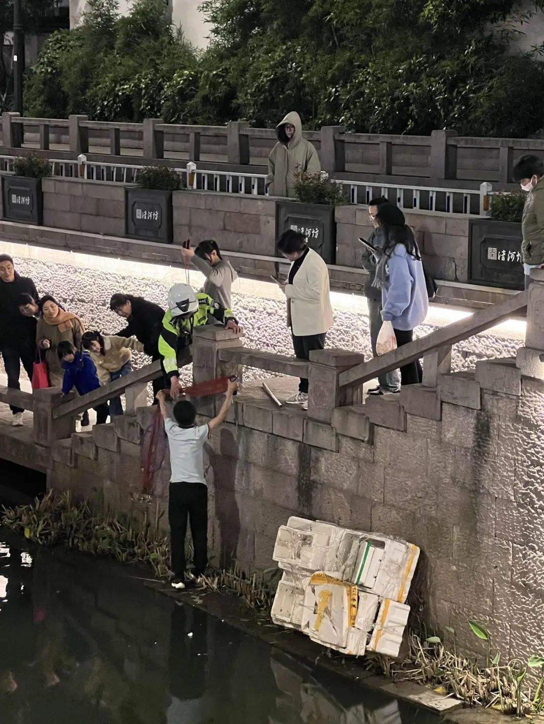 危险!小孩哥自制泡沫船下河划水