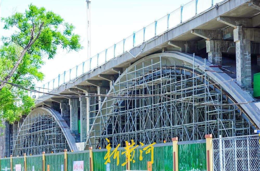 纬二路跨铁路天桥实施加固，明起桥上全封闭桥下半封闭