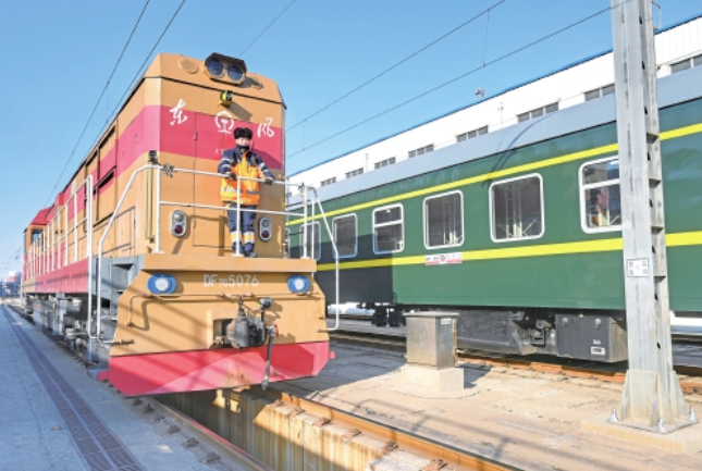 探访繁忙春运期间站场里的调车人：“穿针引线”，在“慢”中分毫不差