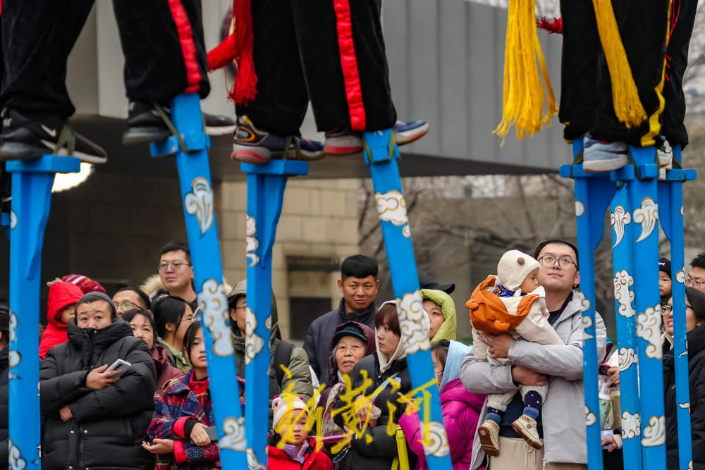“泉”在济南过大年｜踩出浓浓年味！济南西关高跷队成“气氛组顶流”