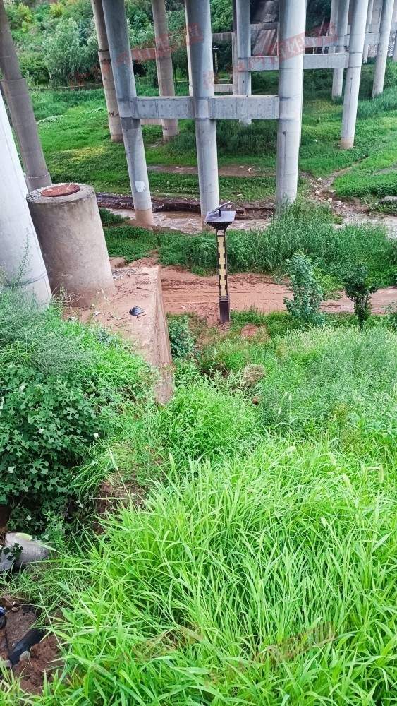 河南洛阳一桥梁下方边坡被雨水冲刷出现坍塌，网友担心安全！当地：会去核实处理