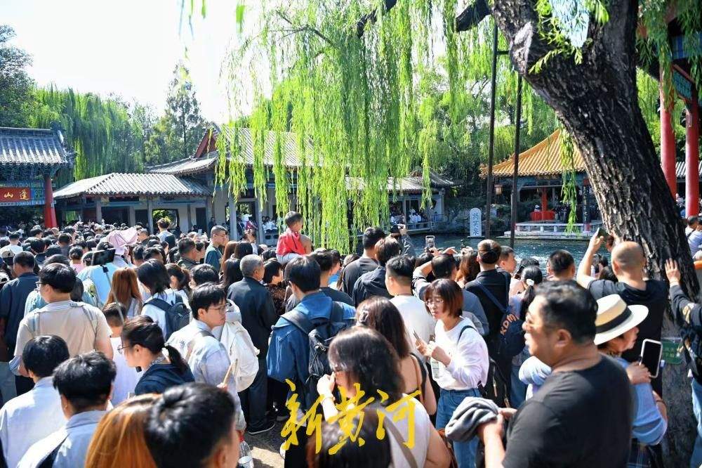 泉水游受热捧，国庆首日趵突泉游人如织